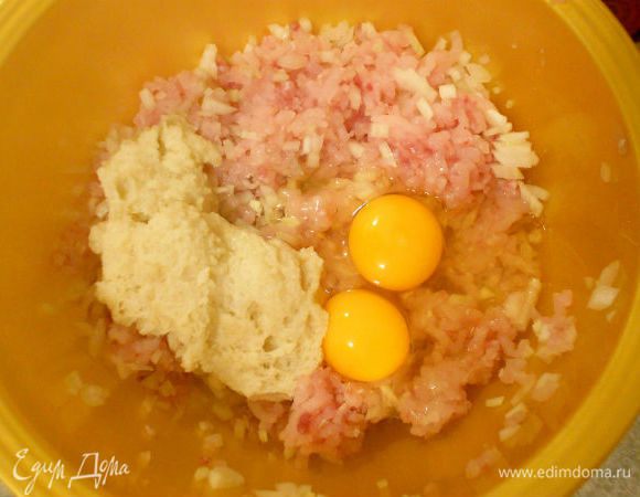 Добавить размоченный в тёплой воде хлеб, мелко рубленный лук, яйца, сахар, соль и перец. Постепенно вливая воду, хорошо вымесить фарш, заполнить им кожу рыбы, не оставляя пустот.