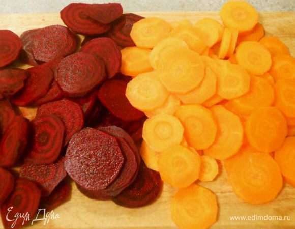 Свеклу и морковь почистить и нарезать кружочками.