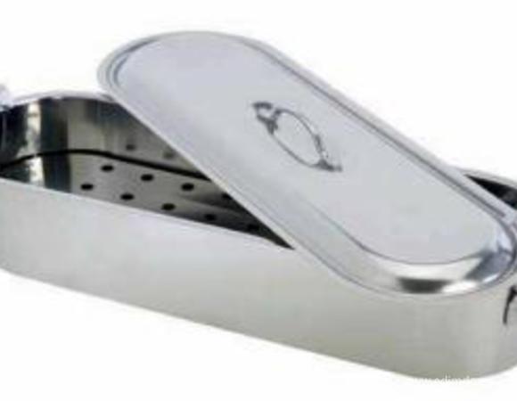 В идеале нам нужна вот такая кастрюля для рыбы, но... Поднимите руки у кого она есть!  Вот и я никак не приобрету, хотя вещь нужная... Уж очень они дорогие и занимают много места! Поэтому обхожусь большой эмалированной формой для запекания, или гусятницу можно использовать.