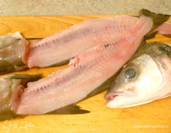 И ещё: я всегда стараюсь готовить это блюдо с дополнительными рыбьими головами и скелетиками - это необходимо для более концентрированного, клейкого бульона.