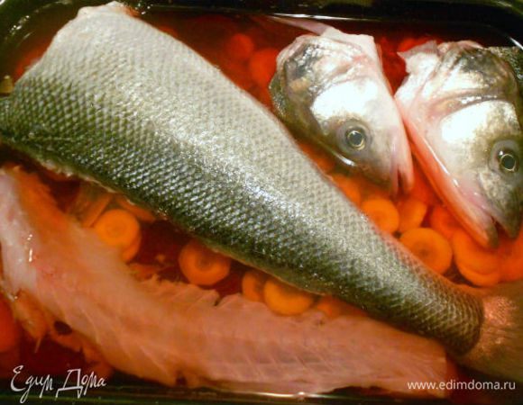 На дно сотейника положить промытую луковую шелуху, затем свёклу и морковь, фарш в коже, рыбью голову, скелетик. Из излишков фарша сформовать котлетки и тоже положить их в сотейник. Залить холодной водой так, чтобы только покрыть всё это.   