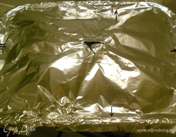 Накрыть фольгой в виде купола, вдавив по периметру фольгу внутрь формы, чтобы при кипении жидкость не вытекала на плиту. В центре сделать небольшое отверстие.  Довести медленно до кипения и тушить 1,5-2 ч. на маленьком огне. 