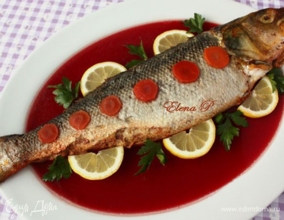 Слегка остудить рыбу и выложить на блюдо, присоединив голову к "туловищу". Если зашивали разрез, удалите кухонную нить.                                   
Бульон процедить, посолить. Если он недостаточно клейкий,  добавить в него желатин. Бульон влить в блюдо с рыбой. Остальной - в широкую плоскую ёмкость, поставить в холодильник до застывания желе.