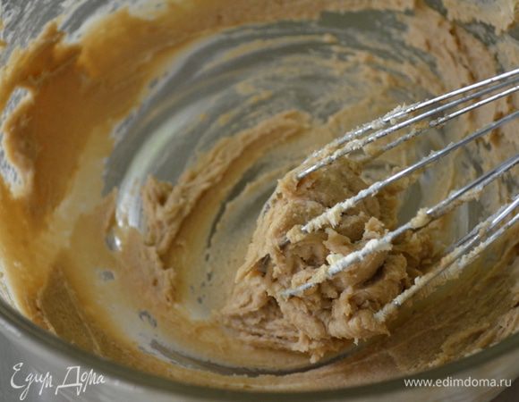 Взбить вместе коричневый  сахар ,сливочное масло,соль,ванилин.