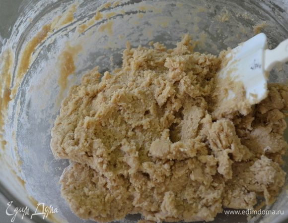 Добавить разрыхлитель,яйца,взбить  вместе, а затем муку добавим,перемешаем все вместе.