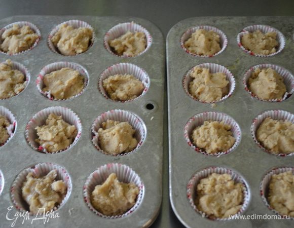 Заполним тестом стаканчики.Поставим в духовку на 8-10 мин.