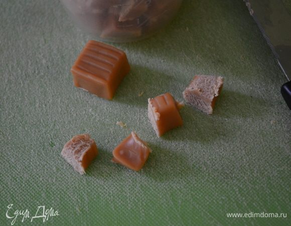 В это время разрежем каждую ириску на 4 части, они должны быть мягкими.