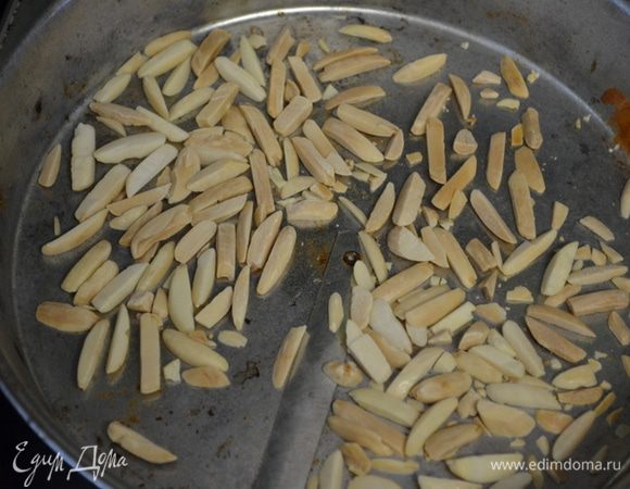 Миндаль поставим в духовку на несколько минут подсушиться.