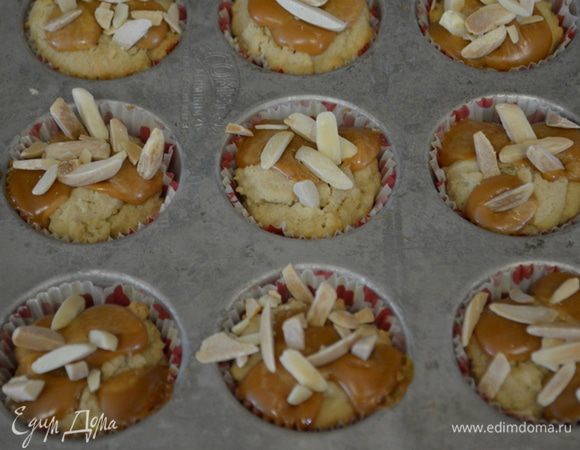 Достанем из духовки наше печенье и воткнем в каждое печенье по 3-4 кусочка ириски карамельной,миндаль и посолим крупной солью..Поставим обратно в духовку  на время,чтоб карамель растопилась.Если используем готовый карамельный соус то его лучше послу выпекания сбрызнуть на печенья.