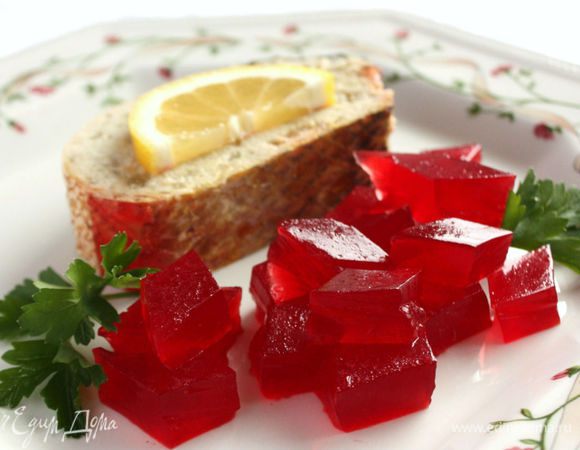 Для  сервировки нарезать желе маленькими кусочками. Подавать с острым хреном, лимоном.