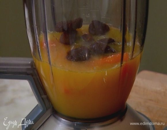 В блендере соединить апельсиновый сок, морковь и курагу и измельчить все в однородную массу.
