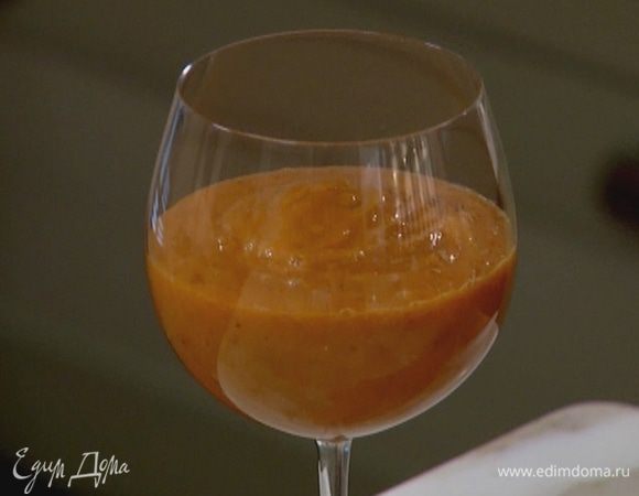 Разлить коктейль в бокалы и посыпать куркумой.