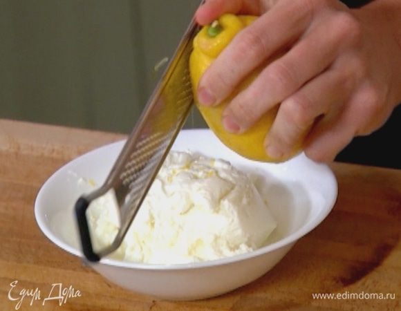 Цедру лимона натереть на мелкой терке, а сам лимон разрезать пополам.