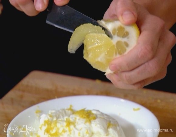 Одну половинку лимона почистить, удалить все перепонки и вырезать мякоть, сохранив выделившийся при этом сок.