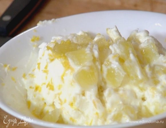 Творог соединить с половиной цедры, лимонным соком и мякотью, добавить мед и перемешать.