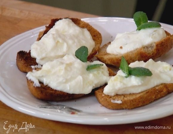 Намазать тосты творожной начинкой, украсить листьями мяты, посыпать оставшейся лимонной цедрой.