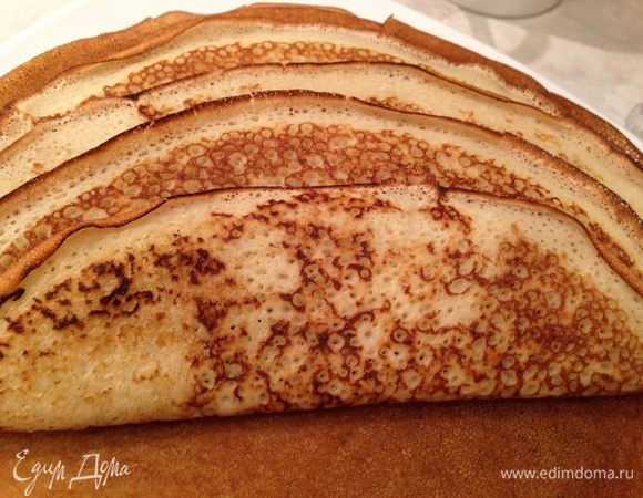 Приготовить блины по вашему любимому рецепту. Я готовлю на минеральной воде и кефире...