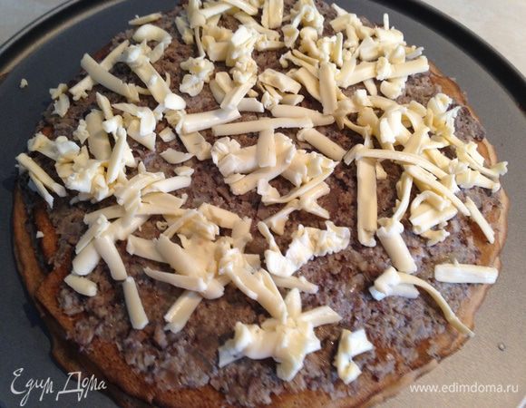 На блин нанести грибную начинку, сверху посыпать натертым плавленным сыром...