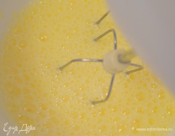 яйца взбить с сахаром до мягких пиков