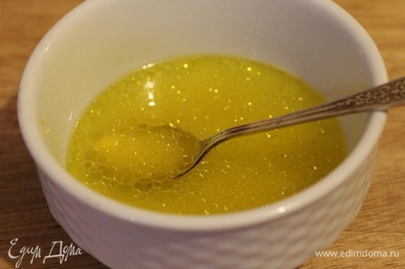 Приготовить маринад из оливкового масла, вина, сока и цедры лимона.