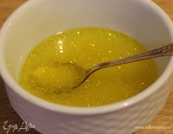 Приготовить маринад из оливкового масла, вина, сока и цедры лимона.