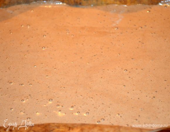 тесто вылить на противень, застеленный бумагой для выпечки (смазанный маслом). Рулет не очень большой, поэтому не надо его размазывать по всему листу. 