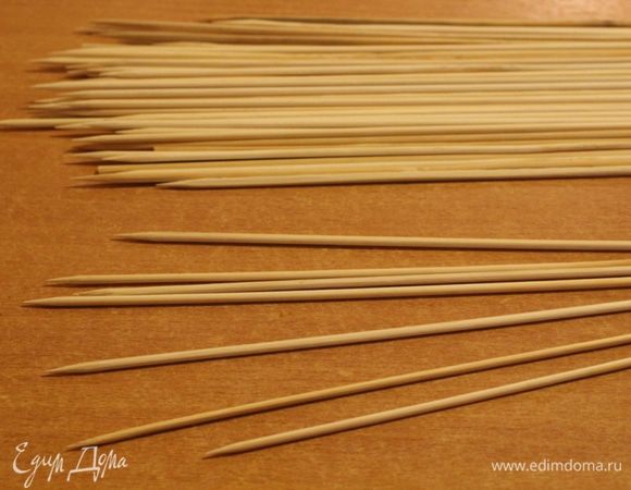 Нам понадобятся бамбуковые шпажки...Их необходимо замочить в воде на 25-30 минут.