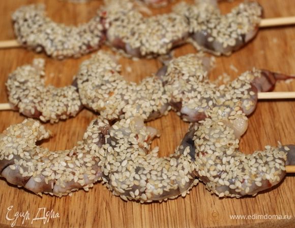 Обвалять шашлычки в обжаренном кунжутном семени, хорошенько прижимая. Поставить в холодильник еще на 30 мин.