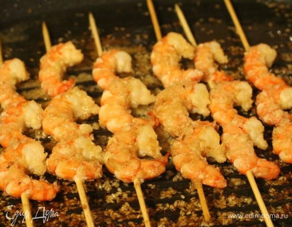 Обжарить креветки на сильном огне по 2 минуты с каждой стороны, поливая маринадом. Либо запечь в духовке.