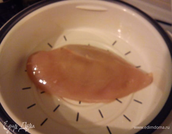 Куриное филе отварить на пару или запечь в фольге. Остудить