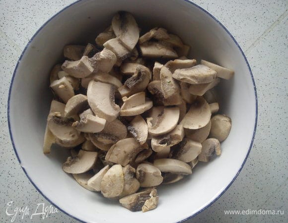 Шампиньоны нарезать тонкими пластинками