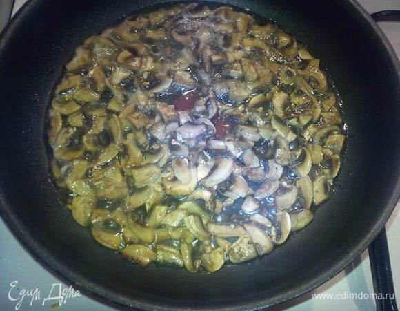 Разогреть в сковороде масло и обжарить грибы