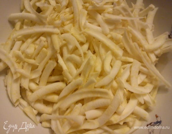 Нарезать сельдерей тонкой соломкой. Можно натереть в комбайне. Если вы не очень хорошо относитесь к сырому сельдерею, можно его пробланшировать в кипятке 2-3 мин ( не больше). Я предпочитаю сырой.