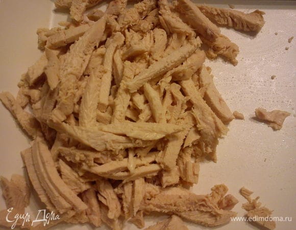 Курицу нарезать соломкой