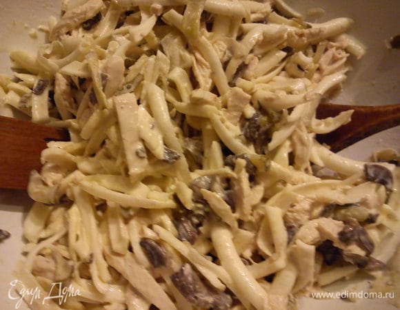 Смешать все ингридиенты в салатнике, добавив майонез. Можно сделать заправку 1 ст л майонеза+ 1 ст л йогурта. Но мне кажется, что для такого количества сала 2 ст л майонеза можно и позволить. Большего количества не потребуется, т.к. грибы и огурцы тоже дают сочность. 