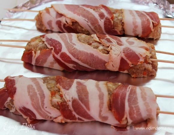 Форму застелить фольгой, выложить на нее все голубцы