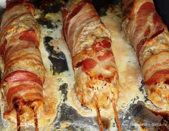 Запекать в разогретом до 200 градусов духовом шкафу примерно 30 минут. При запекании выделяется немного сока, но фольга оберегает форму от подгорания (на фото показаны голубцы после 15 минут запекания)