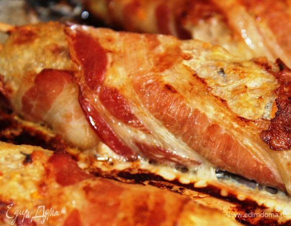 Сочные ленивые голубцы, запеченные в хрустящем ароматном беконе готовы! Перед подачеу не забудьте удалить шпажки))) Подавать горячими со свежими  овощами и зеленью. Можно подать любой соус. Это очень вкусно и по-новому. Угощайтесь!!!