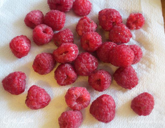 Малиновый соус:Малину промыть и выложить на бумажное полотенце.