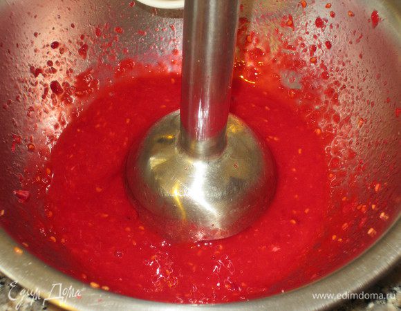 Добавить сахарную пудру по вкусу и пюрировать погружным блендером до получения однородной массы.