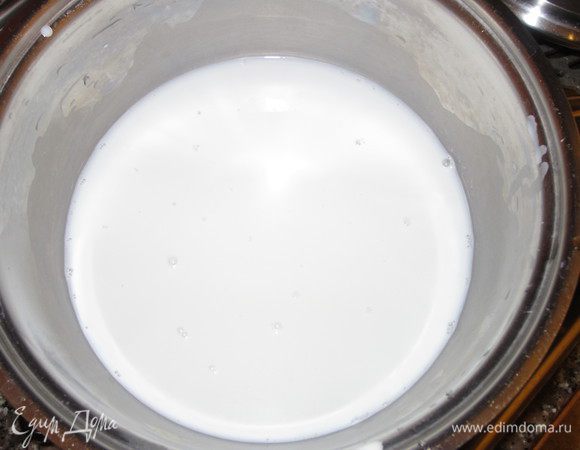 Суфле:Растворить кукурузный крахмал в небольшом количестве молока.Подогреть оставшееся молоко,влить растворенный крахмал и хорошо перемешать.