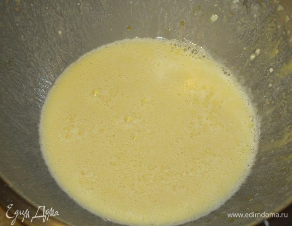 Отделить желтки от белков.Желтки хорошо взбить с  50 г сахара до получения массы светлого цвета.Ввести рикотту, молоко и продолжать взбивать ещё несколько минут.