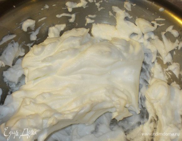 Взбить белки до устойчивых пиков.