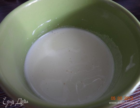 Творог протереть через сито (я не перетирала т.к. был достаточно однородный). Яйцо взбить с сахаром, добавив ванильный сахар.