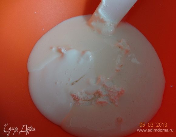 В миску с творогом добавить взбитую яично-сахарную смесь, сметану и взбивать миксером 2-3 минуты. Затем добавить сироп шиповника. Вообще можно добавить любой сироп по вкусу, а можно обойтись без него.