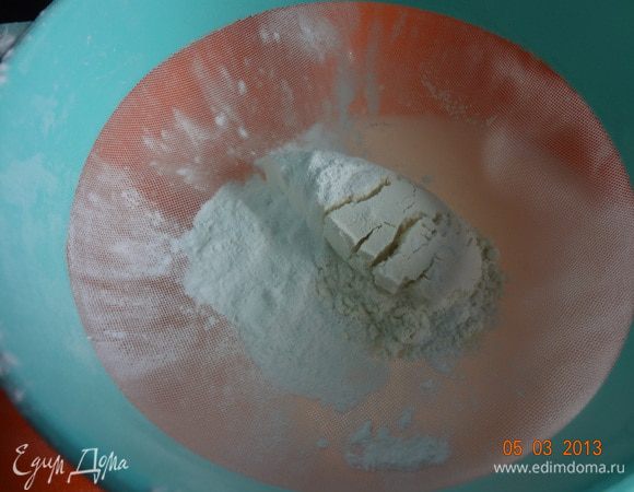 Просеять в смесь муку, крахмал и соду, еще раз все взбить миксером.