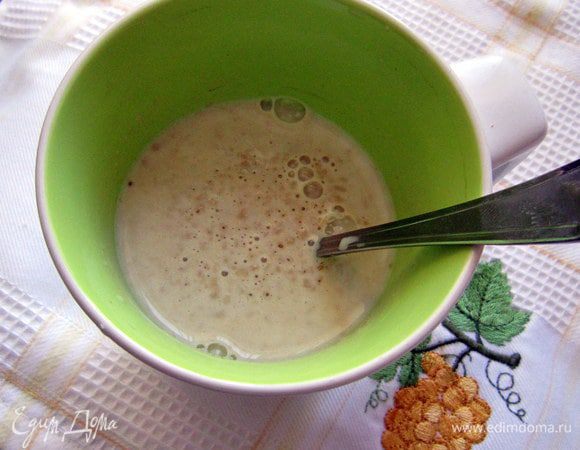 Развести в небольшом количестве теплого молока дрожжи, добавить 1 ч л сахара и 2 ст л муки. Размешать и поставить в тёплое место.
 