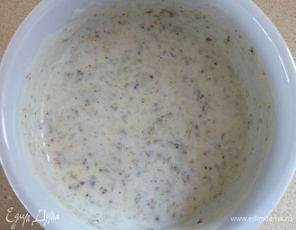 Разогреть гриль  на максимум, установить протвинь в верхнем положении. Смешать йогурт, горчицу, каперсы, и 1 чайную ложку масла. Приправить солью и перцем.