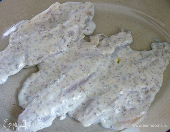 Сторану с кожей смазываем маслом и укладываем кожей вниз. Сверху смазываем соусом. 