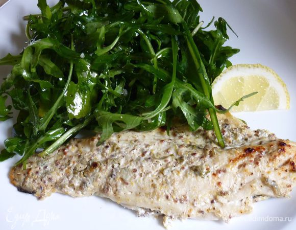 Жарить до готовности рыбы и коричневых пятнах, около 5-7 минут. Перемешать зелень с оставшимися 2 чайными ложками масла, приправить солью и перцем. Подавать филе с зеленью и дольками лимона.